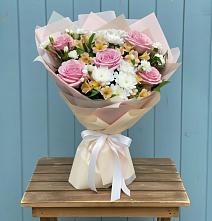 Букет цветов из:  Гвоздики, Орхидеи и Розы в Черкизово