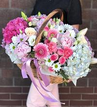 Цветочная композиция из Розы, Хризантемы, Пионы и Лизиантусы в корзине в Черкизово