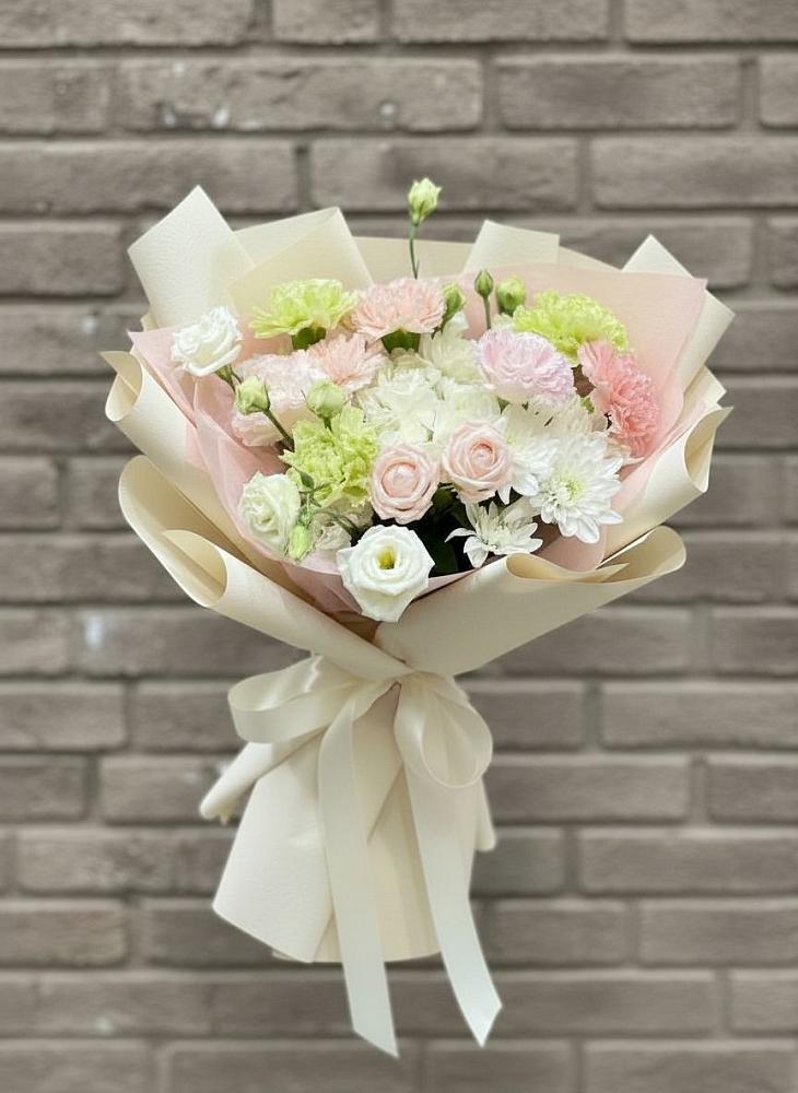 Букет цветов из: Гвоздики, Розы, Лизиантусы и Хризантемы в Черкизово