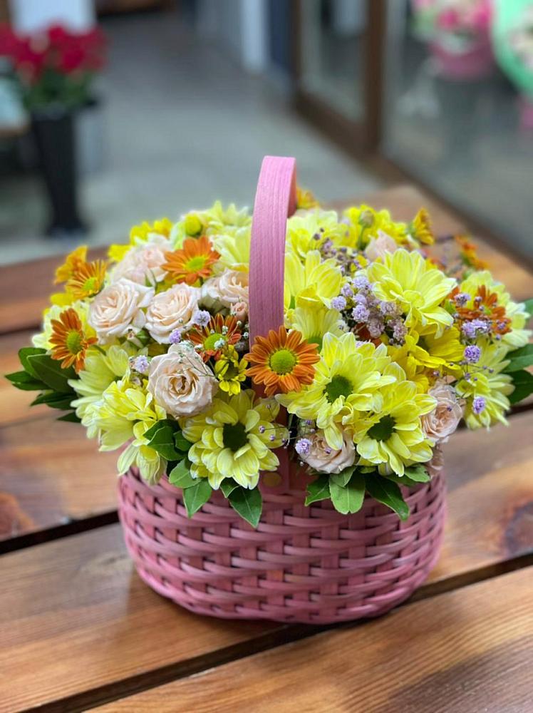 Цветочная композиция из Хризантемы и Розы в корзине в Черкизово