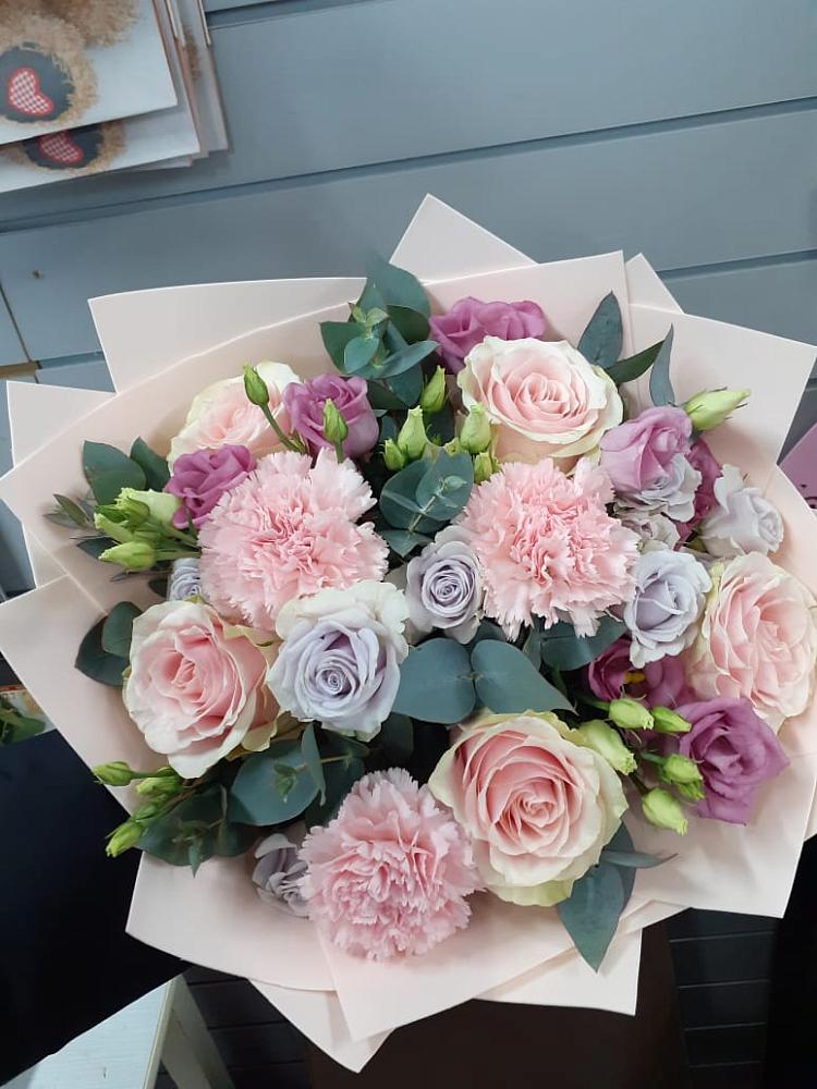 Букет цветов из: Розы, Гвоздики и Лизиантусы в Черкизово